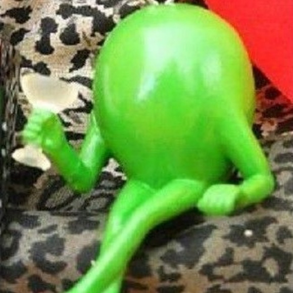 Michael Godard "Olive & Martini Glass" Key Chain. - Picture 2 of 4